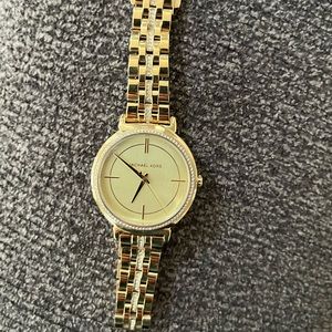 Brand new never worn michael kors watch! All links are there.